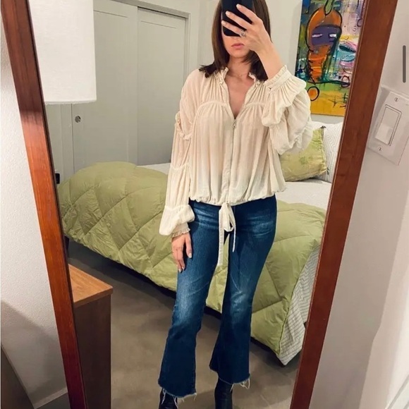 Alexis
Ivory Posey Top
Size M - Picture 1 of 15